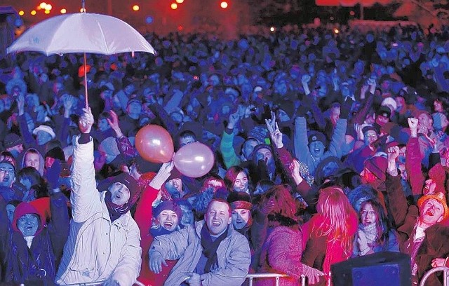 Miasto szczecin tradycyjnie organizuje Sylwestra Miejskiego na Jasnych Błoniach. Tegoroczny pod hasłem "Będzie się działo! Mega Boombox Party Sylwester 2013" - sugeruje sylwestrową dyskotekę pod gwiazdami.