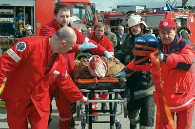 Niemal godzinę strażacy wydobywali z wraku samolotu 32-letniego pilota. W poważnym stanie trafił do szpitala w Nowej Soli. - To cud, że przeżył - mówili świadkowie katastrofy.