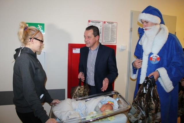 Prezes Artur Piechowicz wręczał prezenty na "porodówce"