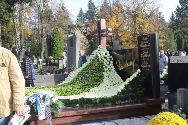 Tak efektownie prezentował się grób rodziny Skrzydlewskich w minionych latach podczas Wszystkich Świętych i w Dniu Matki
