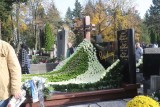 Grób rodziny Skrzydlewskich na łódzkim cmentarzu Zarzew. Jak był ozdabiany na Wszystkich Świętych?