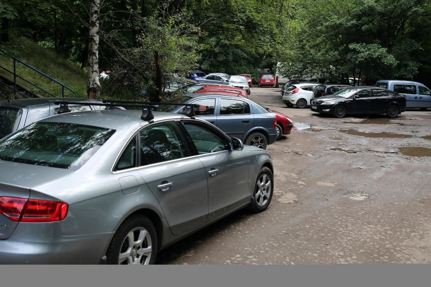 Kraków. Gdzie powstaną parkingi dzielnicowe? Radni wybierają lokalizacje