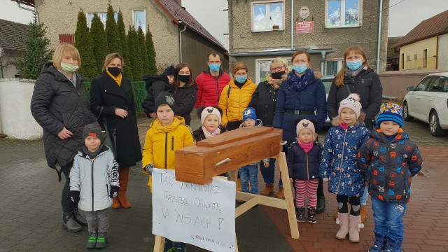 Przedszkole w Rozmierce nie może działać dłużej w tym budynku. Mieszkańcy w proteście przynieśli w piątek trumnę i wystawili ją przed budynek przedszkola.