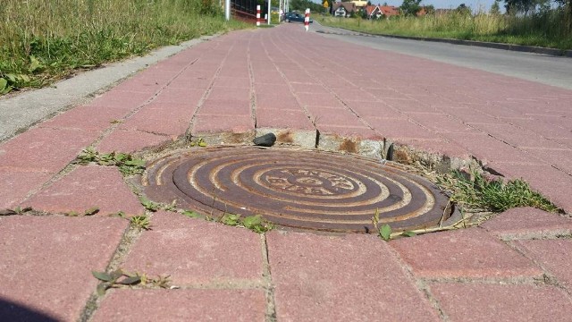 Na samym środku ciągu pieszo-rowerowego na ulicy Żeglarskiej w Szczecinku zapada się studzienka kanalizacyjna. Jest niebezpiecznie. 