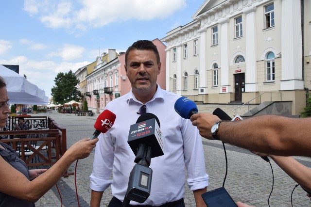 - Tak jak zapowiadałem złożyłem pozew o przywrócenie do pracy - mówił odwołany komendant Straży Miejskiej Paweł Górak.