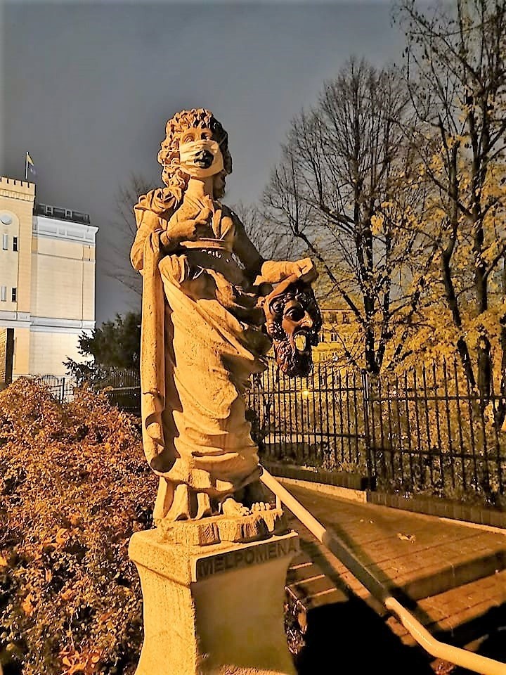 Maseczki antysmogowe na pomnikach i rzeźbach w Opolu