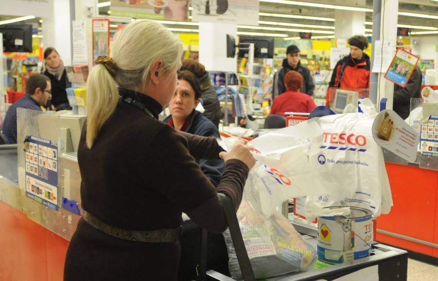 Protest przed Tesco w Łodzi. Przeciwko zwolnieniom zaprotestują w Galerii Łódzkiej