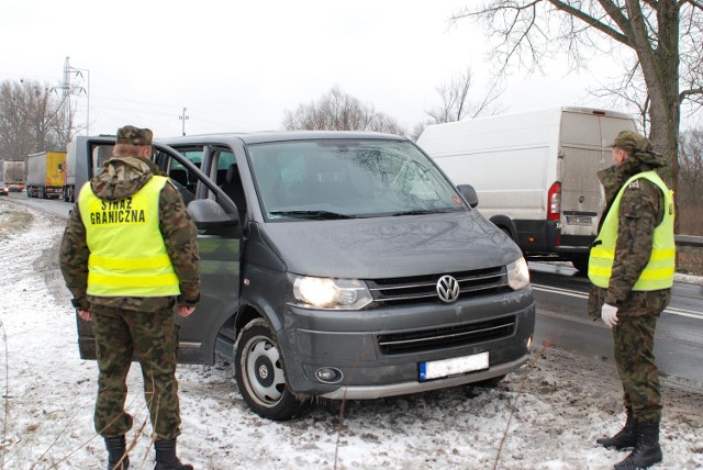 Strażnicy graniczni zatrzymali do kontroli kierowcę busa. Auto warte jest 150 tys. zł. Okazało się, że zostało skradzione w Niemczech.