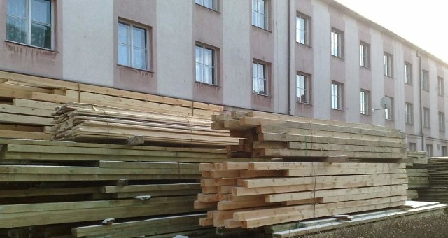 Szczecinek: Drewno na budowę nowego dachu internatu-hotelu już zgromadzono. 