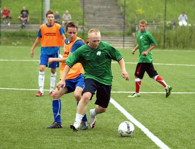 (zielona koszulka) w pojedynku z Bartoszem Czerwińskim, strzelcem trzech goli w 1. połowie meczu