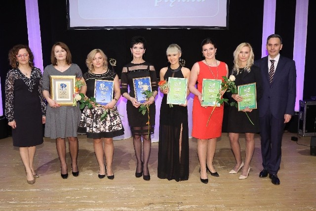 Patroni, organizatorzy i laureatki nagród na scenie: od lewej wojewoda Agata Wojtyszek, Małgorzata Mierzwa, Małgorzata Czapka, Teresa Leszczyńska, Patrycja Śliwa, Olga Szcześniak-Lelas, Monika Barnik i Stanisław Wróbel,  redaktor naczelny „Echa Dnia”.