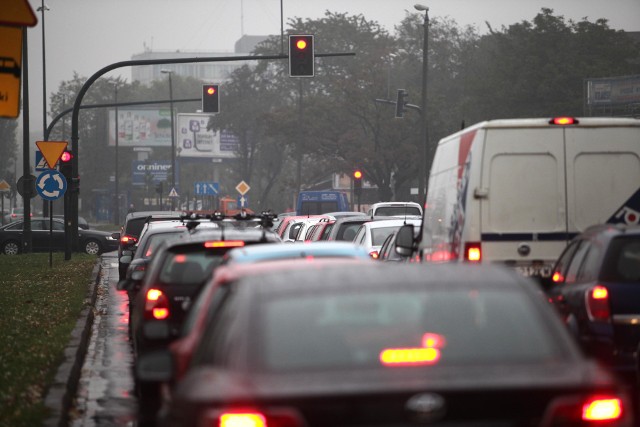 Pojazdy nisko i zero emisyjne są jedną z odpowiedzi na problem smogu. Dlatego musimy rozwijać ten segment- tłumaczy ekspert.