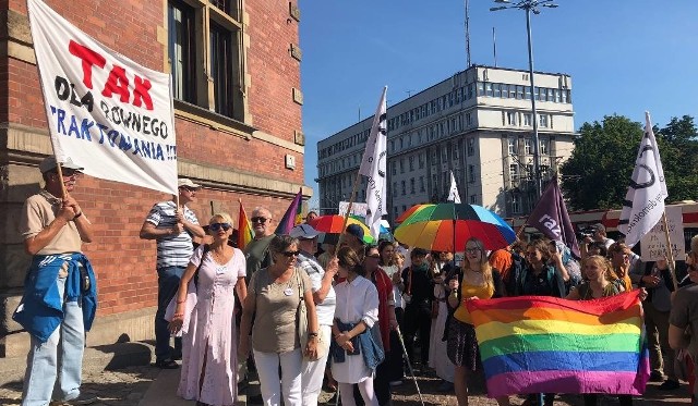 Pod gdańskim ratuszem kilkakrotnie dochodziło do demonstracji - zarówno za, jak i przeciwko Gdańskiemu Modelowi na Rzecz Równego Traktowania