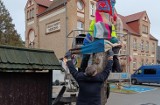 Na drzewie w Deszcznie zawisł szal. Ma aż 26 metrów! Panie dziergały go przez miesiąc