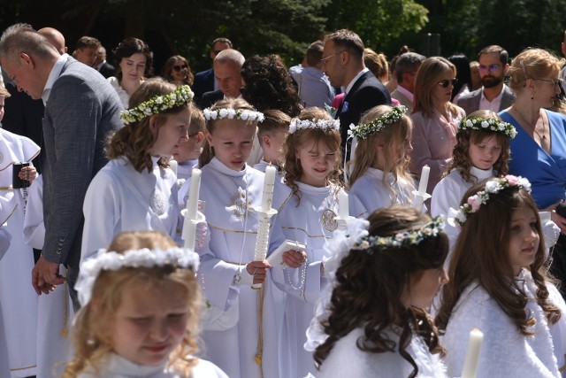 Trwa okres uroczystości pierwszych komunii świętych w kościele rzymskokatolickim. W sobotę 11 maja do pierwszej w życiu Eucharystii przystąpiły dzieci z parafii w toruńskim Kaszczorku.