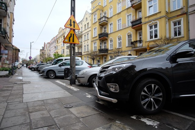 Jeżyce: Nowe chodniki z płyt, nie z kostki