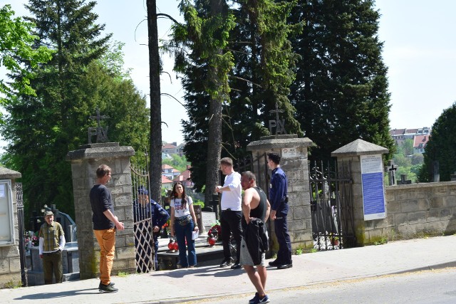 W czwartek ekipa pracowała między innymi na cmentarzu świętopawelskim. Na zdjęciu między innymi Artur Żmijewski i Rafał Cieszyński.