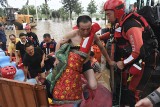 "Biblijna powódź" w Pekinie po największych opadach deszczu od 140 lat - WIDEO