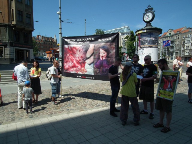 Przed Starym Marychem w Poznaniu  "Fundacja Pro - Prawo do życia" zbierała w sobotę podpisy. Przeciwko każdemu rodzajowi aborcji podpisało się 40 osób