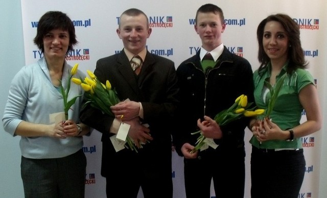 Panowie wręczający kwiaty i dwie z  obdarowanych pań z naszej redakcji: Anna Wołosz i Małgorzata Malinowska.