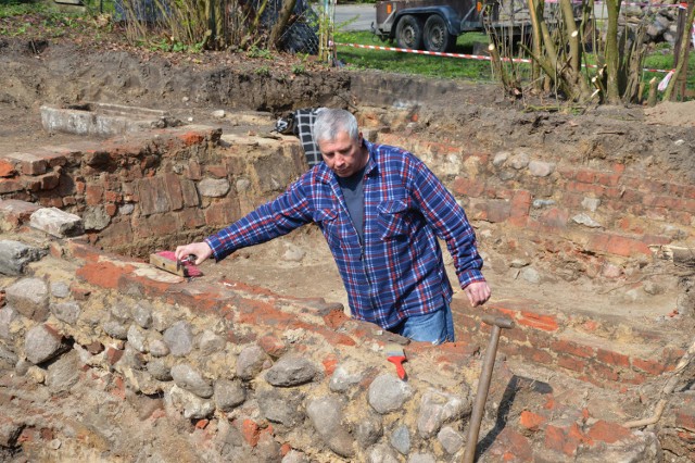 Archeolodzy sprawdzają teren pod planowany parking.