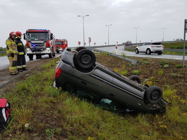 Do dachowania auta osobowego na „ślimaku” dojazdowym – przed bramkami do autostrady A1 w okolicach Grudziądza doszło między godzina 15. a 16. w niedzielę (12 maja).- Kierujący samochodem osobowym mitsubishi stracił panowanie nad pojazdem i uderzył w barierki ochronne. Nikt nie odniósł obrażeń, kierowca był trzeźwy, został ukarany mandatem – poinformował nas sierż. szt. Maciej Szarzyński z KMP Grudziądz.(jt)Flash Info - najciekawsze i najważniejsze wydarzenia z regionu