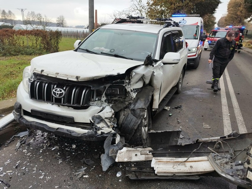 (25.11.2022) Czołowe zderzenie dwóch aut na ul. Głównej w...