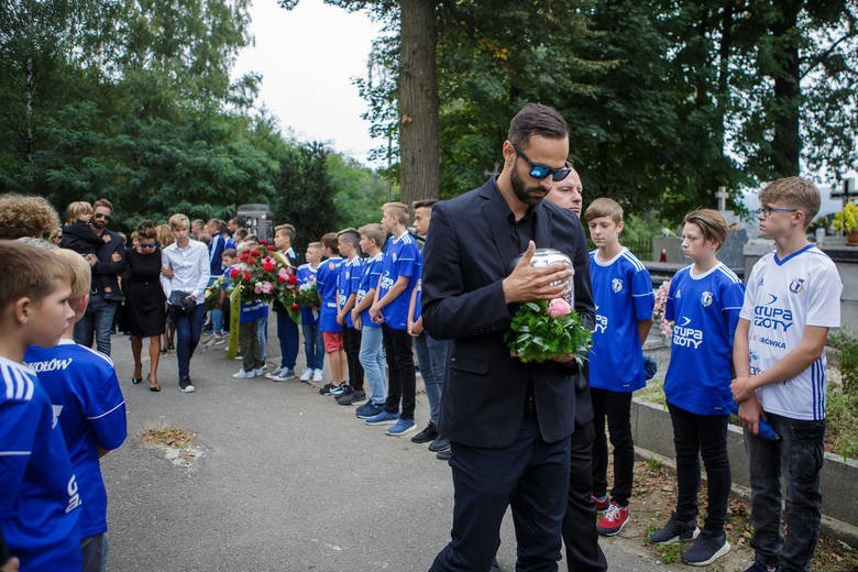 Tłumy pożegnały tragicznie zmarłego piłkarza. Miał 20 lat... [ZDJĘCIA]