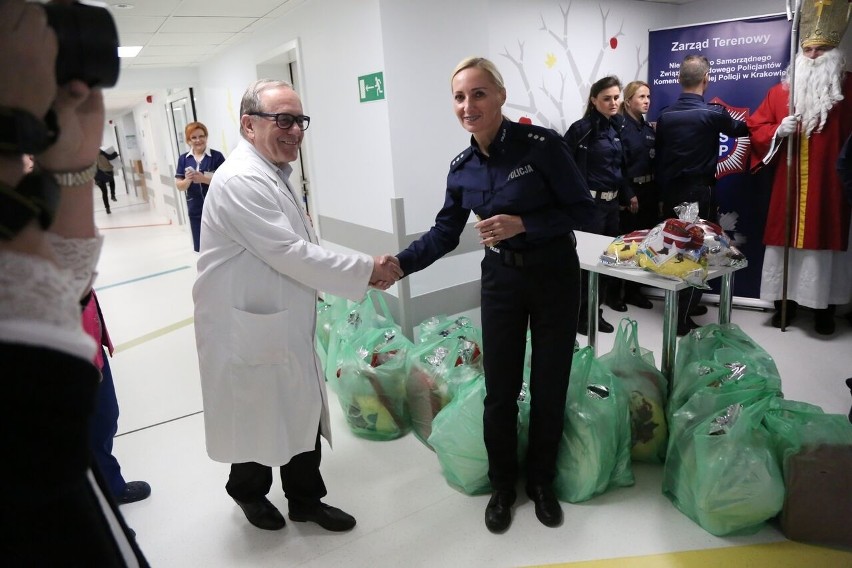 Święty Mikołaj wspólnie z policjantami odwiedził dzieci w krakowskich szpitalach
