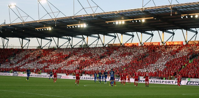 Kibice obu naszych drużyn - ŁKS i Widzewa - prześcigają się w oprawach spotkań piłkarskich. Na trybunach przy al. Unii i al. Piłsudskiego pojawiają się ogromnych rozmiarów sektorówki, które cieszą oko i robią atmosferę na widowni. Dziś prezentujemy niektóre z nich.Zobacz zdjęcia na kolejnych slajdach 