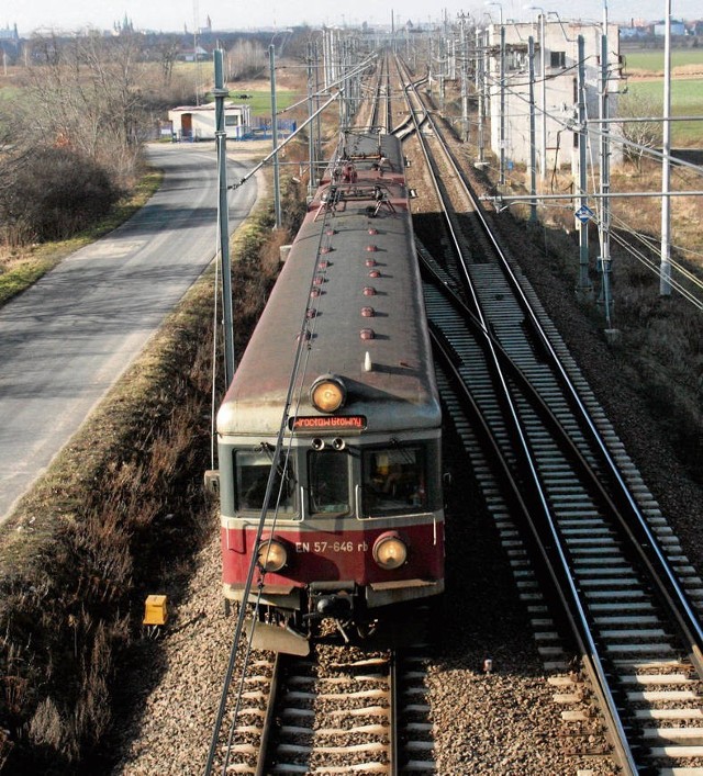 Przejazd pociągiem osobowym 64 km trasy z Oświęcimia do Krakowa zajmuje dwie godziny. Kolej zapowiada remont linii