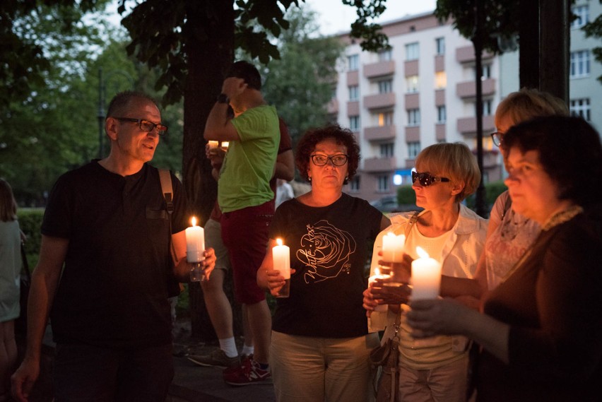 Łańcuch światła w Opolu. Trzeci dzień protestu.