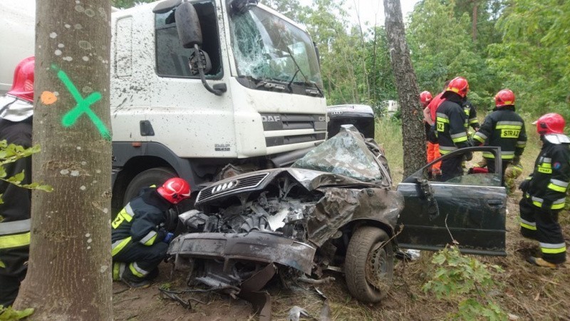 Kierujący osobowym audi, wyprzedzając ciężarówkę, nagle...