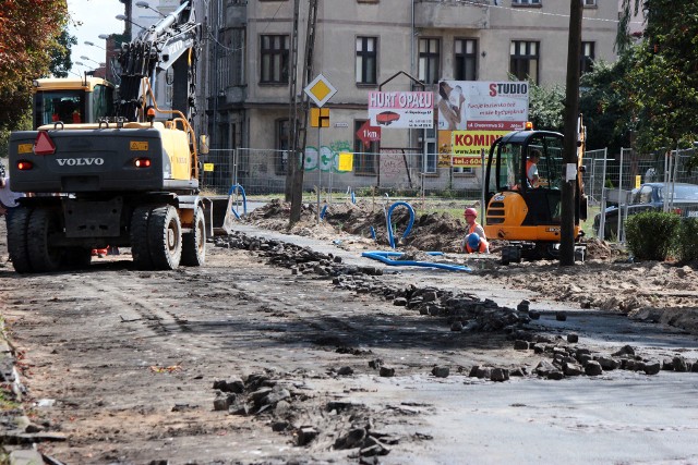 Wreszcie - bo od tygodnia nic się nie działo na ulicy Rapackiego oprócz zmiany organizacji ruchu - ruszyły prace budowlane na tym trakcie. Roboty rozpoczęto  od ściągania starej nawierzchni przy skrzyżowaniu z ul.  Królewską. - Zmierzamy w kierunku sklepu Intermarche - mówi Rafał Kazubowski z firmy zajmującej się pracami. Roboty na Sienkiewicza mają ruszyć 12 września. Będziemy informowali o utrudnieniach.