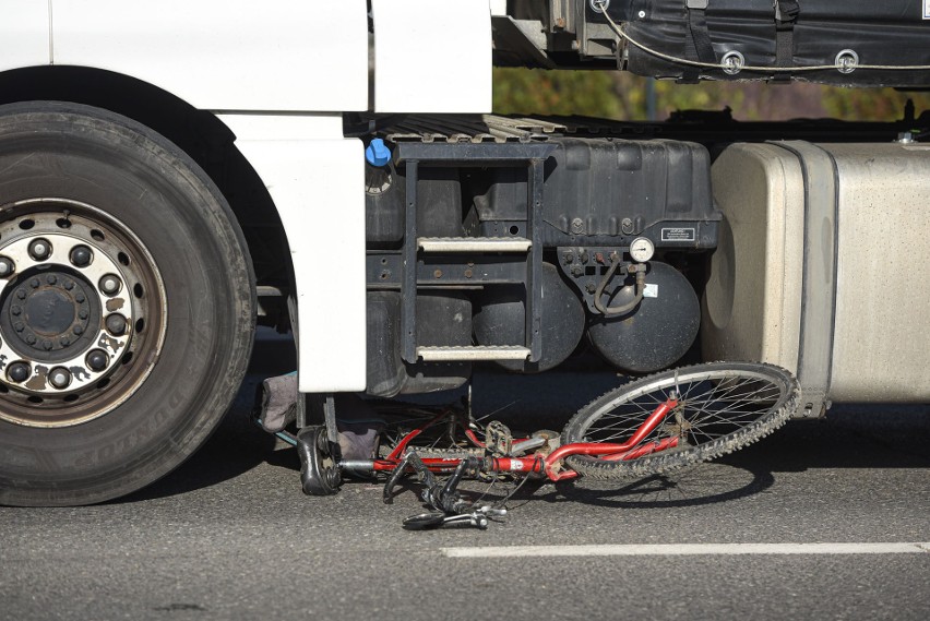 Wypadek w Radymnie. Pod kołami ciężarówki zginął 70-letni rowerzysta [ZDJĘCIA]