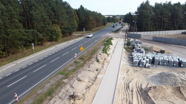 Na głównych drogach regionu trwają prace poprawiające bezpieczeństwo niechronionych uczestników ruchu. Przygotowuje się także dokumentację do budowy sześciu obwodnic.