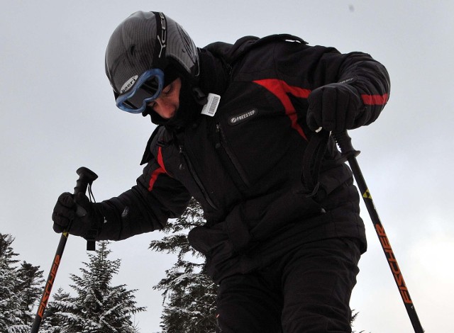 Organizatorzy zalecają, aby uczestnicy zawodów posiadali kaski narciarskie.