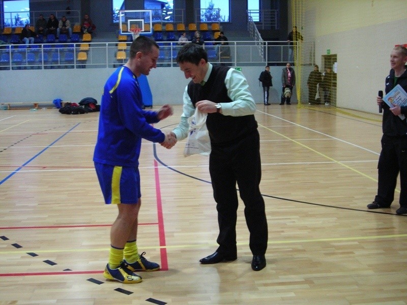 Wigilijny Turniej Przyjaźni w Halową Piłkę Nożną w Wąsewie wygrała Korona HiD Ostrołęka    