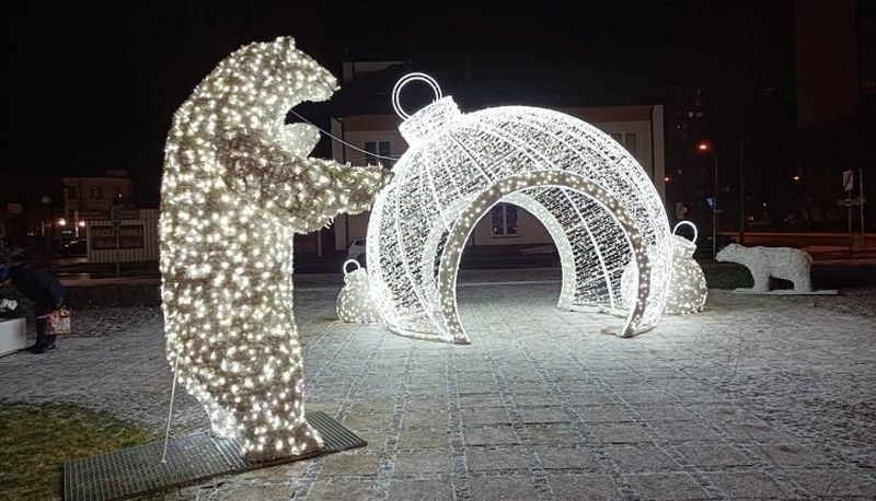 Ostrołęka. Świąteczne iluminacje na skwerze Lecha Kaczyńskiego. 4.12.2021. Zdjęcia