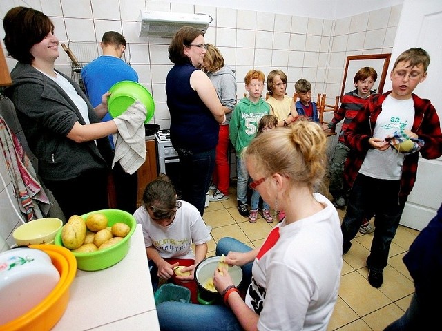 Wspólne zajęcia kuchenne integrują uczestników zajęć