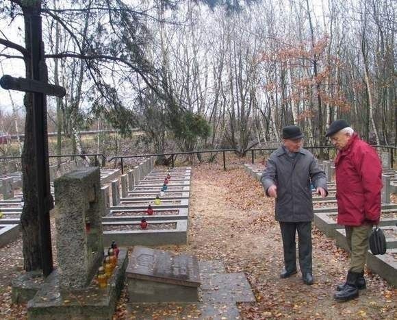 Pomysłodawcami odremontowania cmentarza wojskowego w Ocicach byli od lewej Józef Dąbrowski i Józef Marczewski ze Związku Żołnierzy Wojska Polskiego, koło nr 13 w Tarnobrzegu. 	 
