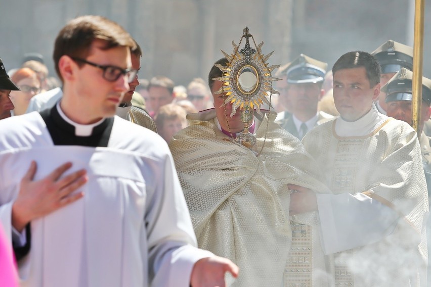 Tysiące wiernych uczestniczyło w procesji Bożego Ciała we Wrocławiu [ZDJĘCIA]