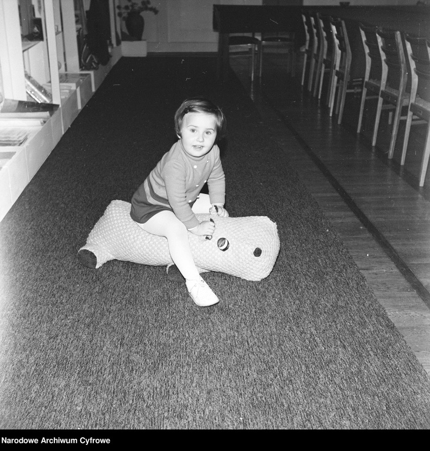 Dziewczynka siedząca na zabawce-hipopotamie, 1973.