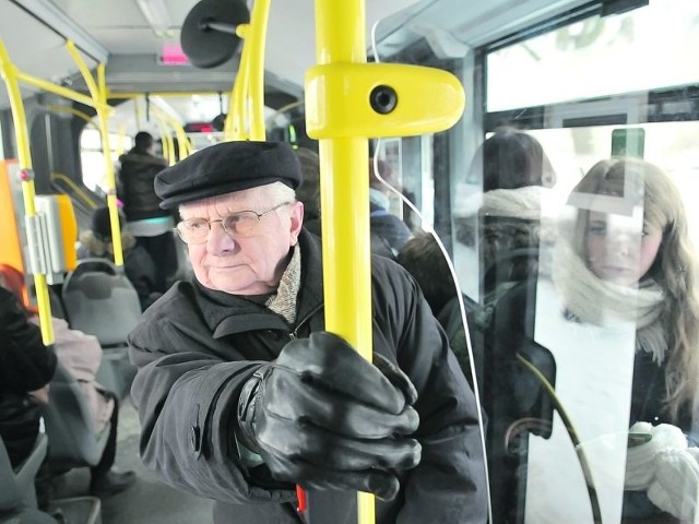 - Już teraz jest problem z wejściem do autobusu w godzinach szczytu. Co będzie później? - pyta Julian Stankiewicz, którego spotkaliśmy na trasie z ul. Wyszyńskiego do centrum.