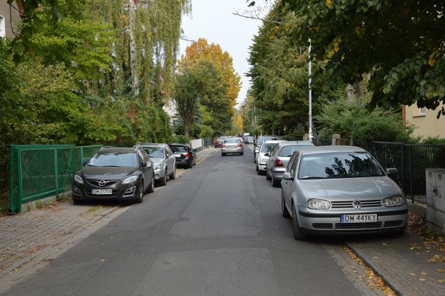 Na Sępolnie i Biskupinie samochody parkują dziś na chodnikach. Dla pieszych nie ma tam miejsc