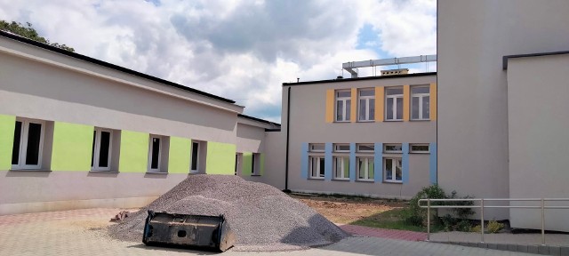 Wraz początkiem roku, ruszyła kompleksowa termomodernizacja budynku żłobka i przedszkola w Wierzbicy. Postęp prac zobaczcie na kolejnych slajdach.