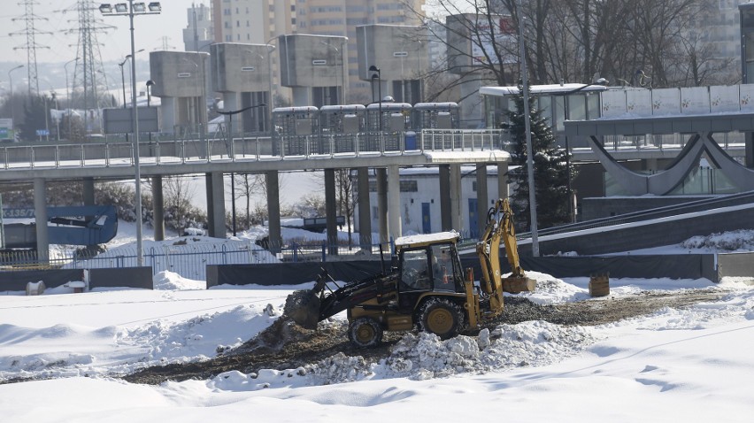 Pomimo trudnych warunków trwają prace na Stadionie Miejskim...