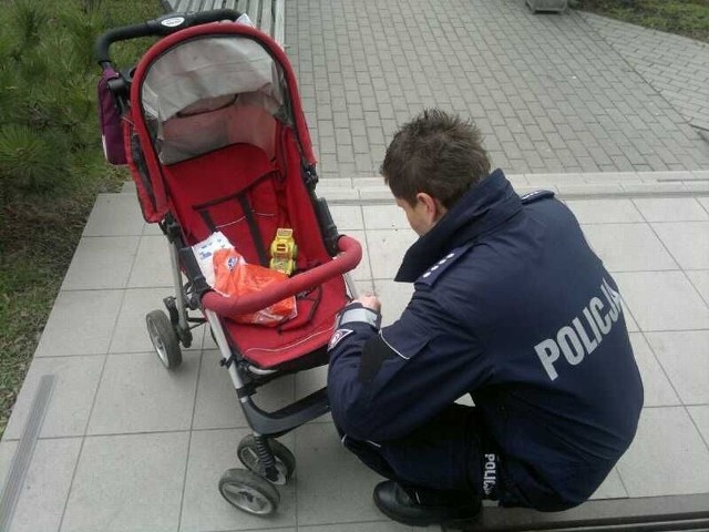 Na bydgoskich Wyżynach policja znalazła pozostawione w wózku dziecko. Chłopczyk był wyziębiony i zmęczony.