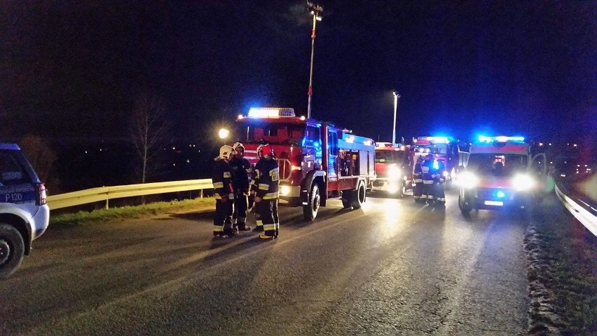 Wypadek w Krzyżanowicach. Samochód spadł z 15-metrowej...