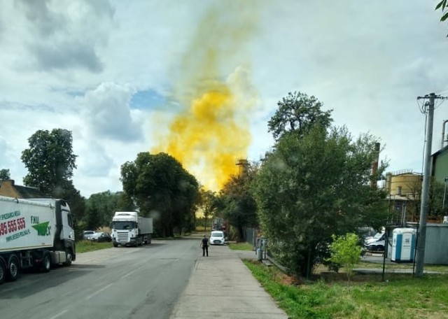 W środę w miejscowości Rąbczyn w powiecie wągrowieckim około godz. 12.30 na terenie zakładu produkującego pasze i etanol doszło do rozszczelnienia zbiornika z kwasem azotowym i wycieku substancji. Chmura żółtego dymu unosi się nad miastem. Zobacz więcej zdjęć ---->